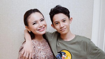 Rossa Pamer Foto Nikah dengan Kim Soo Hyun, Anak: Aku Punya Papa Baru