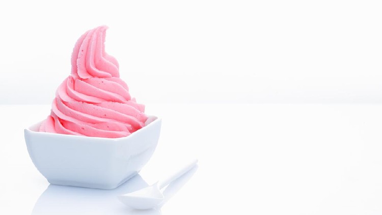 Berikut ada resep Frozen Yoghurt Stroberi yang segar dan pas banget dimakan dalam cuaca panas nih, Bun. Cuma butuh 3 bahan lho. Cek resepnya yuk.