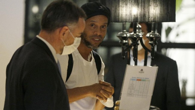 Presiden Klub Rans Cilegon FC, Roofi Ardian, mengungkapkan alasan legenda sepak bola asal Brasil Ronaldinho datang ke Indonesia.