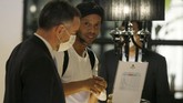 FOTO: Ronaldinho Bebas dari Hukuman Penjara Legenda Brasil, Ronaldinho keluar dari penjara dan tinggal di hotel untuk menjalani status tahanan rumah terkait tuduhan pemalsuan paspor.