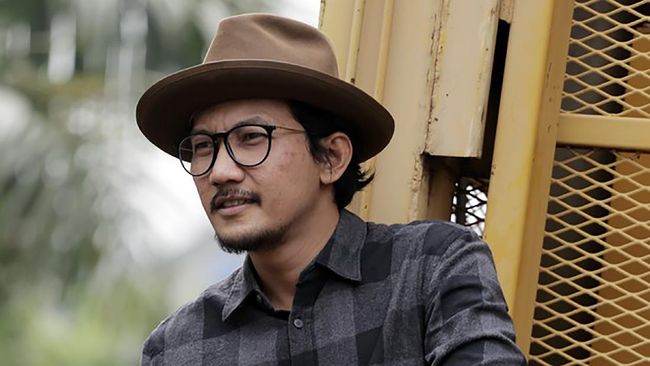 Lewat lagu Semoga Cepat Berakhir, Sandy ingin sejenak melupakan perdebatan di media sosial mengenai pandemi Covid-19 dan PPKM.