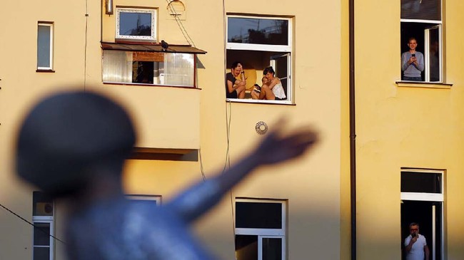 FOTO: Musisi Jalanan Praha Hibur Warga yang Karantina Diri