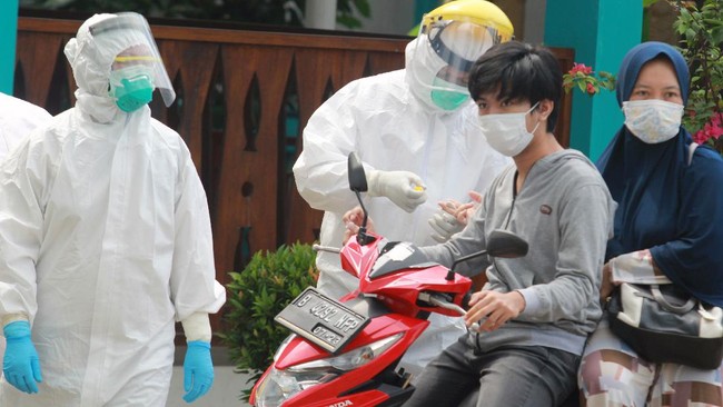 Petugas Dinas Kesehatan Kota Tangerang Selatan mengambil sampel darah warga saat tes cepat (rapid test) COVID-19 dengan sistem 