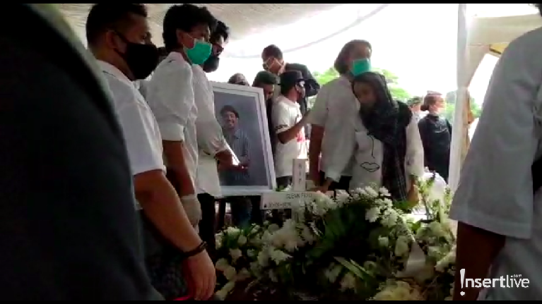 7 Foto Prosesi Pemakaman Glenn Fredly di TPU Tanah Kusir Tujuh momen proses pemakaman Glenn Fredly di TPU Tanah Kusir pada hari ini, Kamis (9/4) sekitar pukul 14.00 WIB.