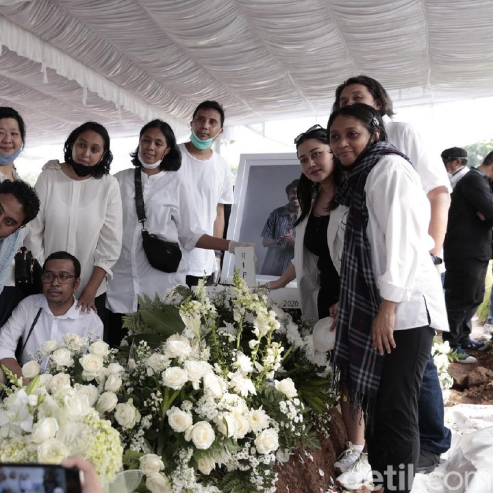 <p>Mutia Ayu berfoto bersama keluarga. (Foto: Hanif Hawari/detikHOT)</p>