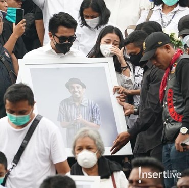 Air Mata Mutia Ayu Iringi Jenazah Glenn Fredly Menuju ke Pemakaman