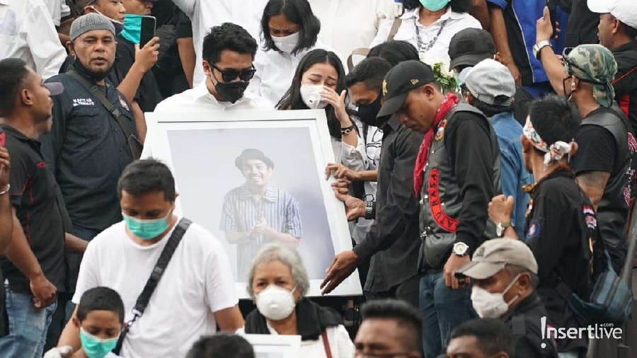 Mata sembap Mutia Ayu kembali menangis saat jenazah Glenn Fredly akan dibawa ke pemakaman di TPU Tanah Kusir.
