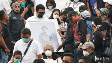 img-title Air Mata Mutia Ayu Iringi Jenazah Glenn Fredly Menuju ke Pemakaman