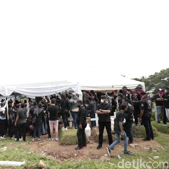 <p>Jenazah musisi Glenn Fredly dikebumikan Kamis (9/4/2020). (Foto: Hanif Hawari/detikHOT)</p>