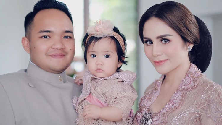 Tak hanya perayaan ultah yang besar-besaran, anak Momo Geisha juga mendapat kado mewah. Ada boneka Hermes sampai gelang berlian.