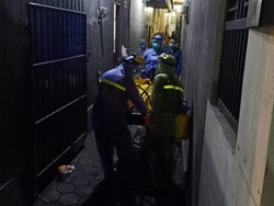 Kakek Mati Mendadak di Kos, Jenazah Dievakuasi Petugas dengan APD