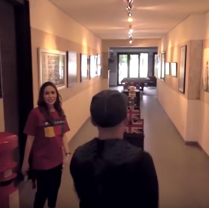 <p>Bak galeri seni, rumah Momo memiliki koleksi lukisan dan potret yang tersusun rapi di lorong dalam rumah. (Foto: Momo YouTube Channel)</p>