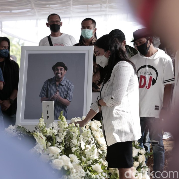 <p>Mutia Ayu tampak tegar, meski wajahnya terlihat masih sembap. (Foto: Hanif Hawari/detikHOT)</p>