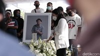 7 Potret Mutia Ayu di Pemakaman Glenn Fredly, Masih Bermata Sembap