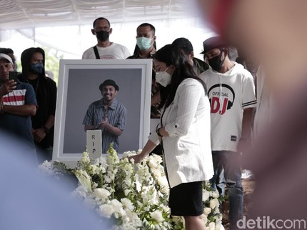 7 Potret Mutia Ayu di Pemakaman Glenn Fredly, Masih Bermata Sembap
