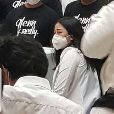 Tangisan Mutia Ayu di Samping Jenazah Glenn Fredly