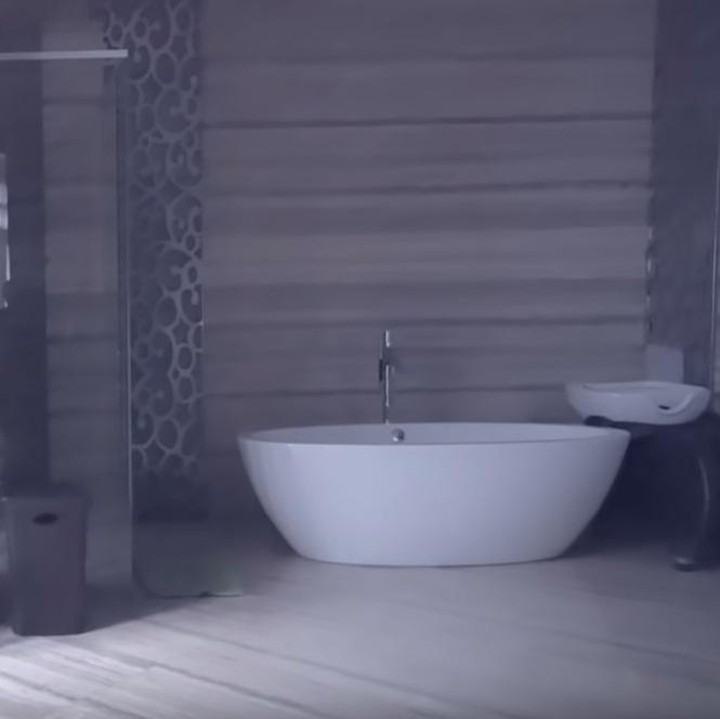 <p>Kamar mandi di dalam kamar didesain minimalis dengan sedikit furnitur. Warna coklat muda dengan keramik marmer memenuhi ruangan ini, Bunda. (Foto: Momo YouTube Channel)</p>