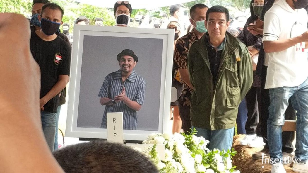 Tujuh momen proses pemakaman Glenn Fredly di TPU Tanah Kusir pada hari ini&comma; Kamis &lpar;9&sol;4&rpar; sekitar pukul 14&period;00 WIB&period;
