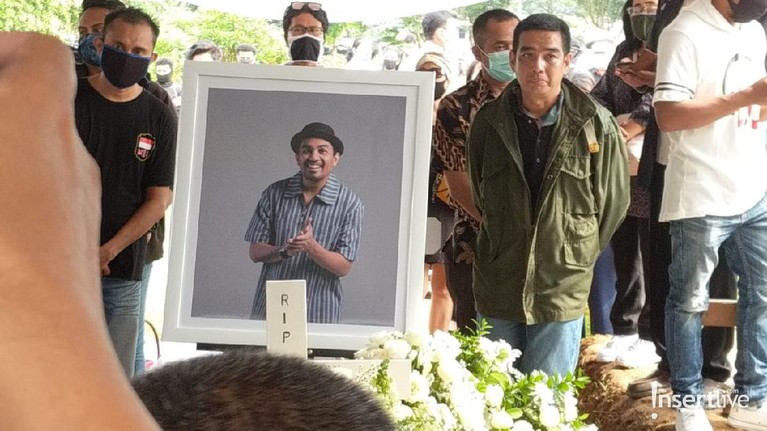 Tujuh momen proses pemakaman Glenn Fredly di TPU Tanah Kusir pada hari ini, Kamis (9/4) sekitar pukul 14.00 WIB.