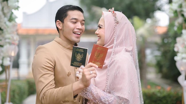 Kiper Borneo FC, Mochamad Dicky Indrayana, menyelenggarakan pernikahan dengan sang pujaan hati di tengah pandemi virus corona.