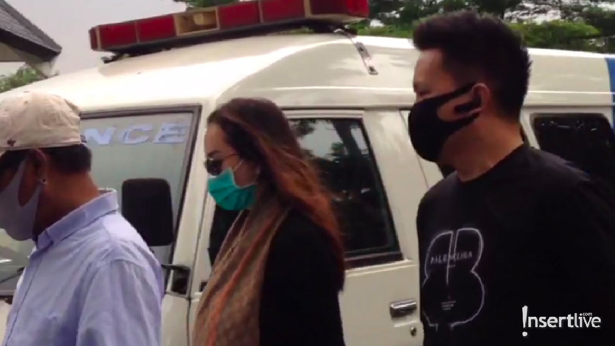 Keluarga melakukan ibadah pelepasan dan penghormatan terakhir untuk jenazah Glenn Fredly di GPIB Sumber Kasih&comma; Kamis &lpar;9&sol;4&rpar;&period;