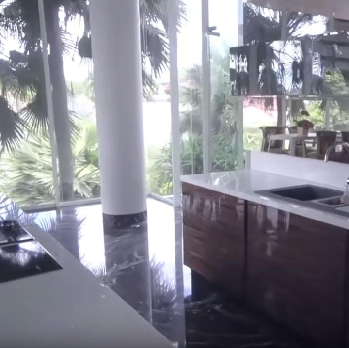 <p>Ini adalah dapur bersih di rumah Momo, Bunda. Di sudut terpisah, dia juga memiliki dapur lain untuk memasak. (Foto: Momo YouTube Channel)</p>