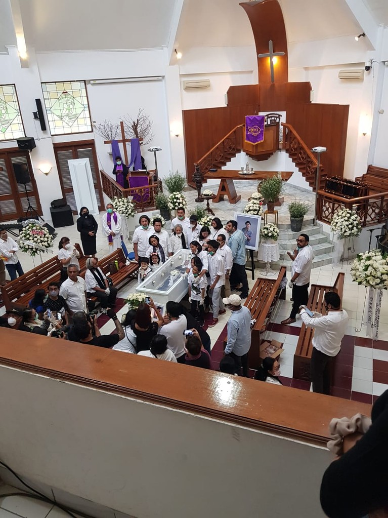 7 Foto Prosesi Ibadah Pelepasan & Penghormatan Terakhir Glenn Fredly Keluarga melakukan ibadah pelepasan dan penghormatan terakhir untuk jenazah Glenn Fredly di GPIB Sumber Kasih, Kamis (9/4).