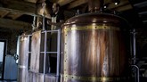 FOTO: Pabrik Wiski Alih Fungsi Jadi Alhokol untuk Medis Sebuah pabrik penyulingan wiski dan gin di Belgia mengubah produksi pabrik menjadi alkohol murni untuk membuat disinfektan gel tangan.