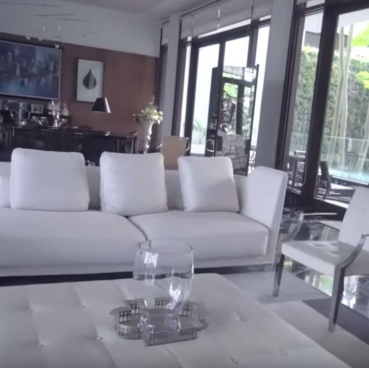 <p>Ruang keluarga di rumah Momo dibuat tanpa sekat sehingga terlihat luas. (Foto: Momo YouTube Channel)</p>