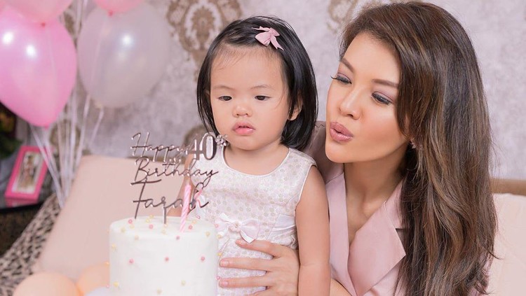 Farah Quinn mengunggah foto perayaan ulang tahun bersama seorang anak perempuan. Netizen penasaran dan mempertanyakan anak siapa yang bersama Farah Quinn itu.