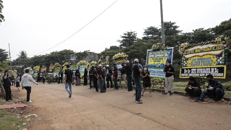Tujuh momen proses pemakaman Glenn Fredly di TPU Tanah Kusir pada hari ini, Kamis (9/4) sekitar pukul 14.00 WIB.