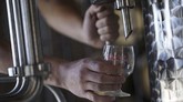 FOTO: Pabrik Wiski Alih Fungsi Jadi Alhokol untuk Medis Sebuah pabrik penyulingan wiski dan gin di Belgia mengubah produksi pabrik menjadi alkohol murni untuk membuat disinfektan gel tangan.