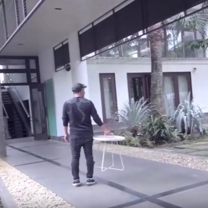 <p>Sejak menikah dengan Nicola Reza Samudra, Momo 'Geisha' kini menetap Malang, Jawa Timur. Kediamannya di Malang bisa dibilang mewah bak hotel, Bun. (Foto: Momo YouTube Channel)</p>