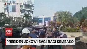 VIDEO: Presiden Jokowi Bagi-bagi Sembako