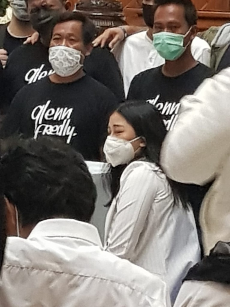 7 Foto Prosesi Ibadah Pelepasan & Penghormatan Terakhir Glenn Fredly Keluarga melakukan ibadah pelepasan dan penghormatan terakhir untuk jenazah Glenn Fredly di GPIB Sumber Kasih, Kamis (9/4).