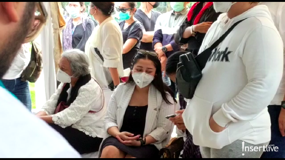 Tujuh momen proses pemakaman Glenn Fredly di TPU Tanah Kusir pada hari ini&comma; Kamis &lpar;9&sol;4&rpar; sekitar pukul 14&period;00 WIB&period;