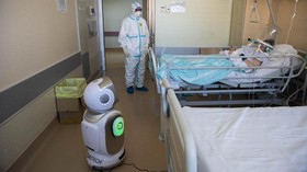 FOTO: Robot Bantu Tenaga Medis di Italia Atasi Corona