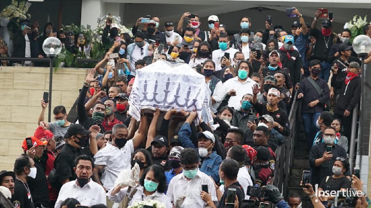 Jenazah Glenn Fredly sudah dibawa dari GPIB Sumber Kasih ke TPU Tanah Kusir untuk dimakamkan&period; Tangisan mengiringi jenazah Glenn yang akan menuju ke pemakaman&period;