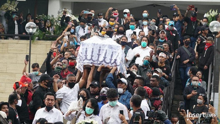 Jenazah Glenn Fredly sudah dibawa dari GPIB Sumber Kasih ke TPU Tanah Kusir untuk dimakamkan. Tangisan mengiringi jenazah Glenn yang akan menuju ke pemakaman.