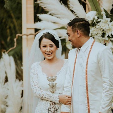 Rilis Lagu Islami Jadi Kontroversi, Mutia Ayu Unggah Video Glenn Fredly Bersalawat