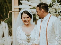 Mutia Ayu Tabur Bunga Putih Kesukaan Glenn Fredly
