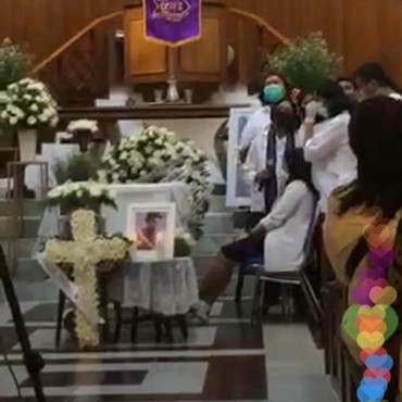 Mutia Ayu Dampingi Jenazah Glenn Fredly Sambil Gendong Sang Putri