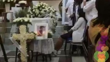 Mutia Ayu Dampingi Jenazah Glenn Fredly Sambil Gendong Sang Putri