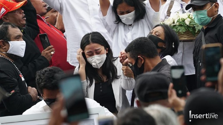 Jenazah Glenn Fredly sudah dibawa dari GPIB Sumber Kasih ke TPU Tanah Kusir untuk dimakamkan. Tangisan mengiringi jenazah Glenn yang akan menuju ke pemakaman.
