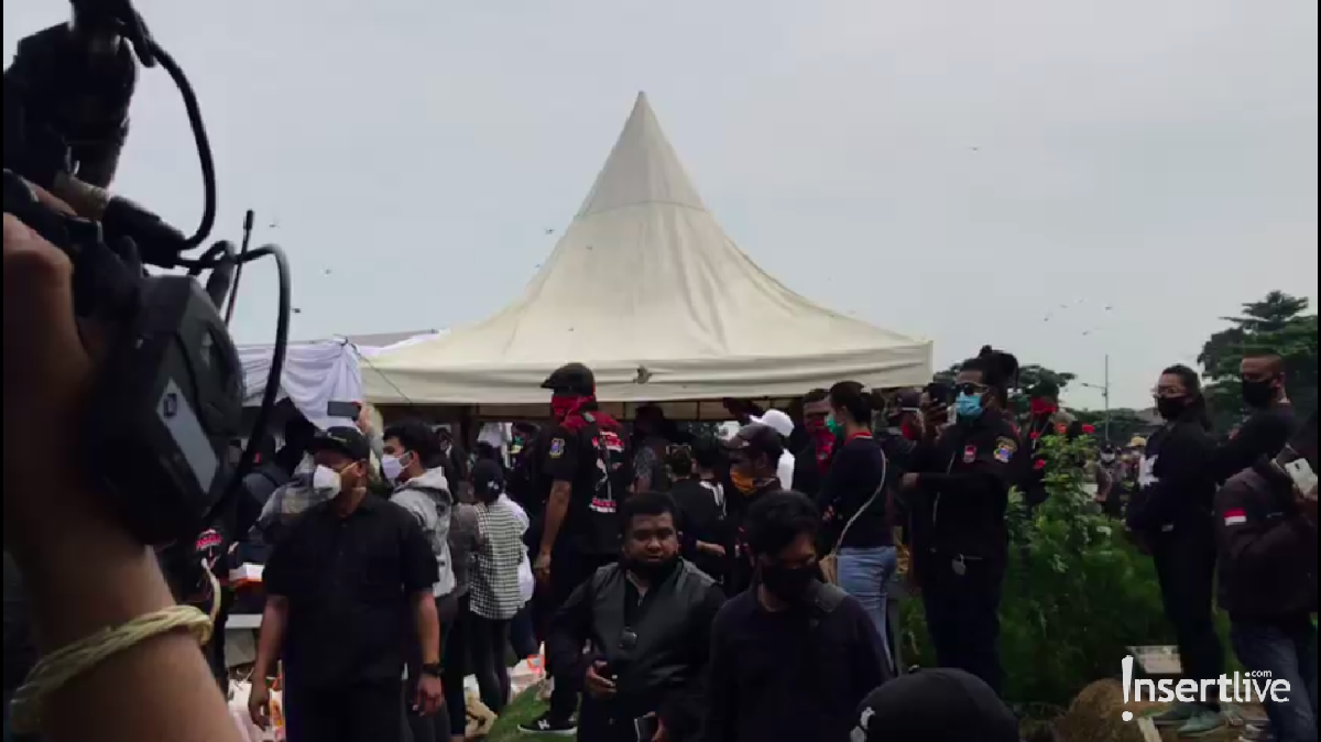 Tujuh momen proses pemakaman Glenn Fredly di TPU Tanah Kusir pada hari ini&comma; Kamis &lpar;9&sol;4&rpar; sekitar pukul 14&period;00 WIB&period;