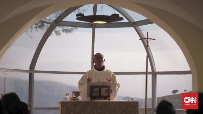 Pastor Romanus Romas menatap nanar ke arah bangku umat yang kosong, tak ada umat, hanya ada kamera. Padahal sekarang menjelang Paskah.