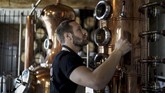 FOTO: Pabrik Wiski Alih Fungsi Jadi Alhokol untuk Medis Sebuah pabrik penyulingan wiski dan gin di Belgia mengubah produksi pabrik menjadi alkohol murni untuk membuat disinfektan gel tangan.