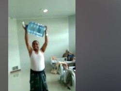 Viral! Video Pasien Corona Olahraga Angkat Galon Saat Isolasi
