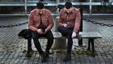 Bukan hanya masih beraktivitas seperti biasa, tidak ada anjuran mengenakan masker di Swedia. Pemerintah Swedia sendiri hanya membatasi aktivitas keramaian dari semula maksimal 500 orang menjadi maksimal 50 orang. (AP Photo/Andres Kudacki)