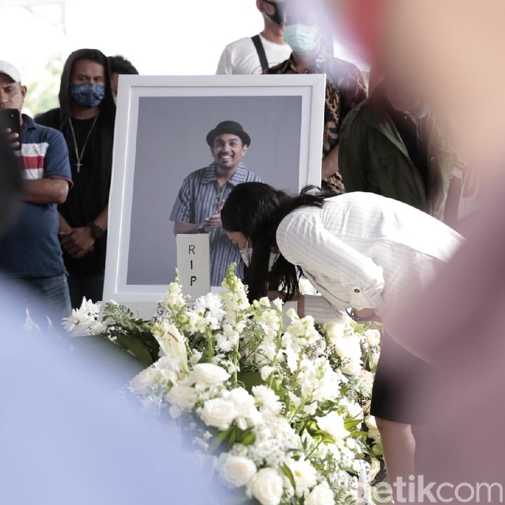 <p>Sang istri, Mutia Ayu, turut mengantarkan mendiang suaminya ke liat lahat. (Foto: Hanif Hawari/detikHOT)</p>